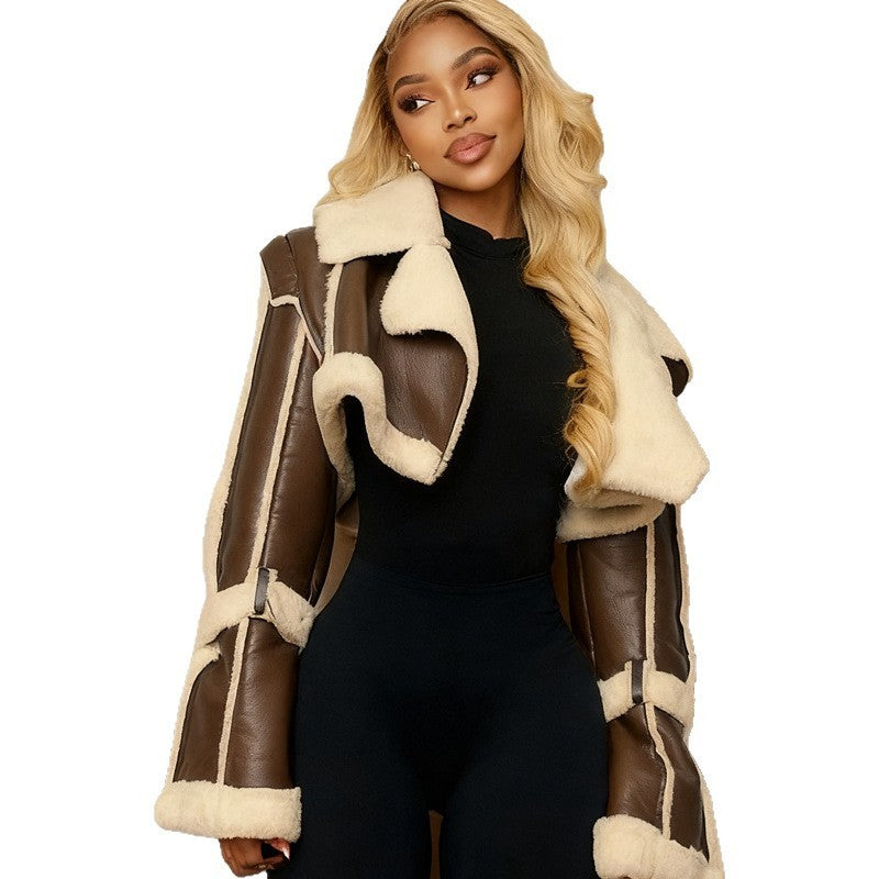 Un crop top corto con un collo di pelliccia patchwork in pelle