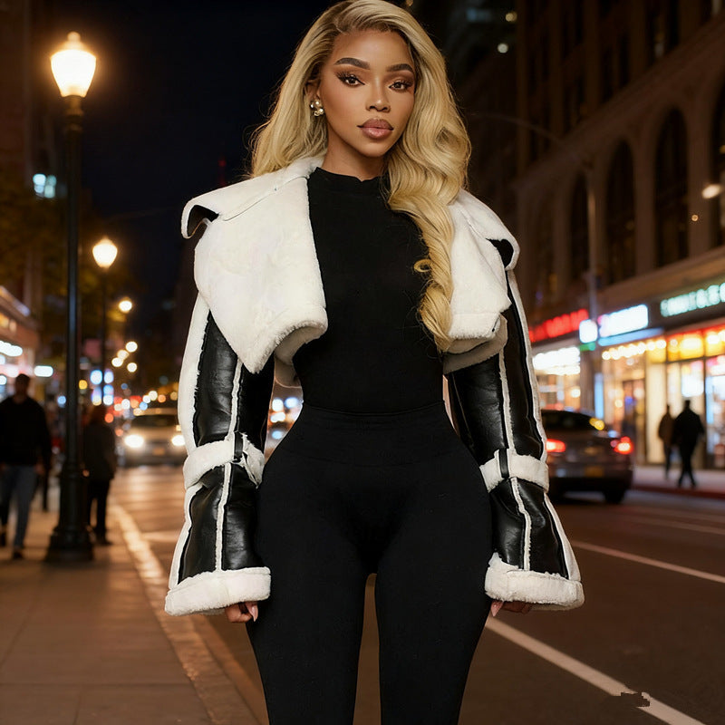 Un crop top corto con un collo di pelliccia patchwork in pelle