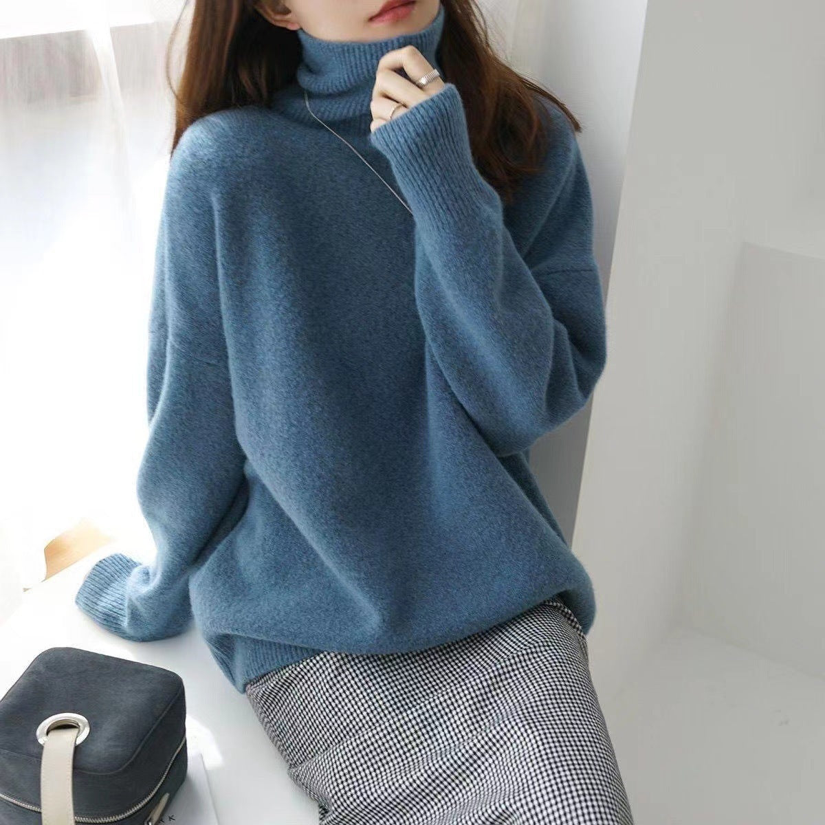 Maglione pullover versatile largo a collo alto da donna